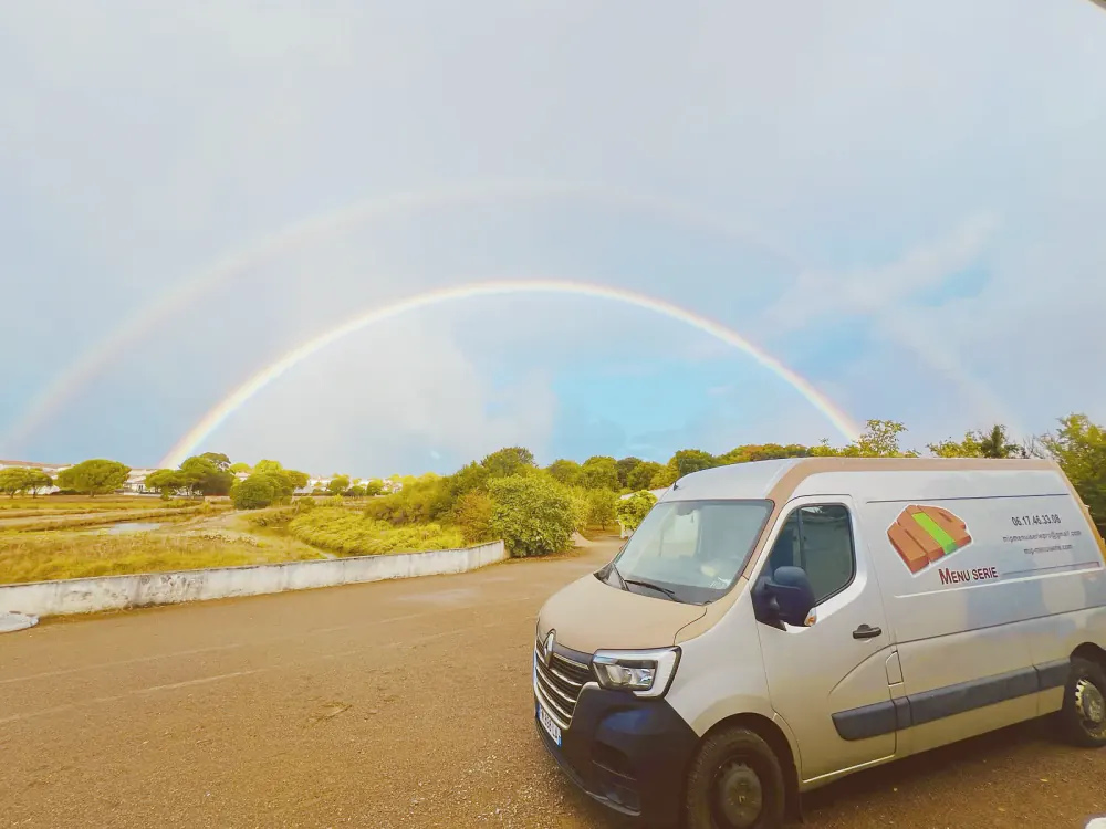 Le camion MIP Menuiserie sur la route, en Vendée