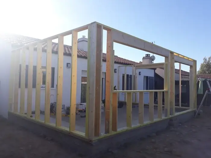 Murs à ossature bois montés sur dalle pour une extension de maison en Vendée, par MIP Menuiserie