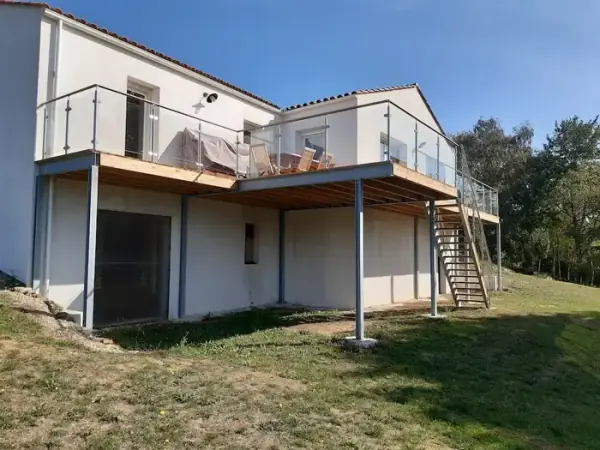 Terrasse et balcon avec garde-corps en verre réalisés par MIP Menuiserie en Vendée